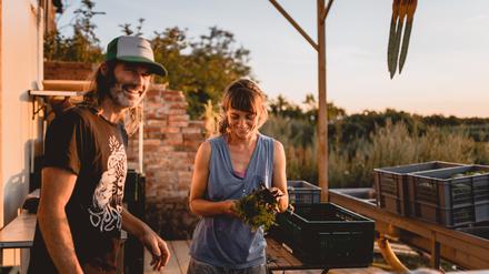 Anne Kaulfuß (r.) und Deacon Dunlop übertragen Arbeitsweisen der Eventbranche auf die Landwirtschaft, etwa das Waschen des Gemüses.