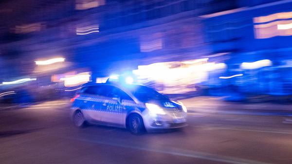 Streifenwagen der Berliner Polizei fährt in der mit Blaulicht zu einem Einsatz. (Symbolbild)