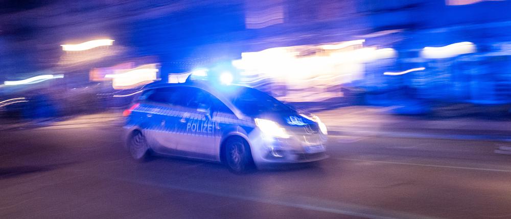 Streifenwagen der Berliner Polizei fährt in der mit Blaulicht zu einem Einsatz. (Symbolbild)