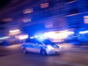Streifenwagen der Berliner Polizei fährt in der mit Blaulicht zu einem Einsatz. (Symbolbild)
