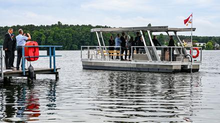 Zum 65-jährigen Bestehen hat das Bundeswehr Sozialwerk in Grünheide ein rollstuhlgerechtes Solarboot eingeweiht.