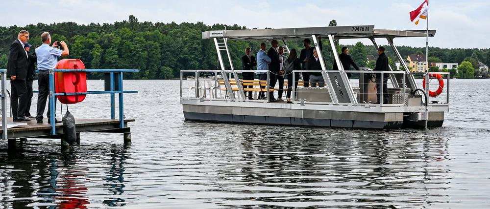 Zum 65-jährigen Bestehen hat das Bundeswehr Sozialwerk in Grünheide ein rollstuhlgerechtes Solarboot eingeweiht.