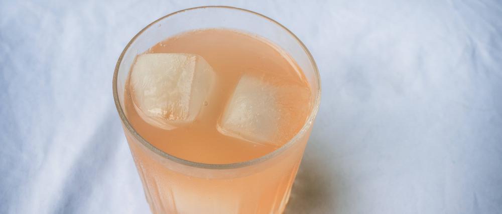 Grapefruit-Limonade, fermentiert mit Ginger-Bug-Kultur. Aufgenommen am 5.8.25