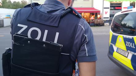 Ein Zollbeamter im Juli 2025 auf einer Schwarzarbeitskontrolle in Berlin.