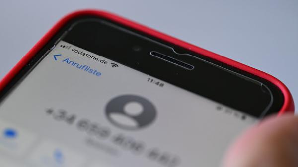 Auf einem Smartphone mit Vodafone-Vertrag geht ein unbekannter Anruf ein (Symbolbild).