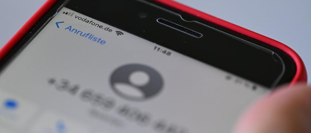 Auf einem Smartphone mit Vodafone-Vertrag geht ein unbekannter Anruf ein (Symbolbild).