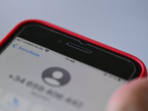 Auf einem Smartphone mit Vodafone-Vertrag geht ein unbekannter Anruf ein (Symbolbild).
