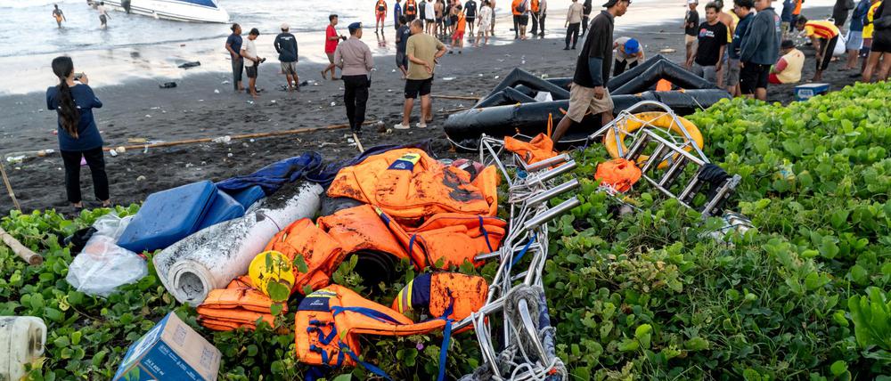 Vor der indonesischen Insel Bali ist ein Touristenboot gekentert.