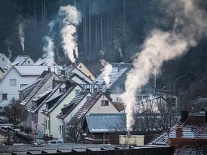Schneebedeckte Dächer mit qualmenden Schornsteinen: Das teure Ende der Gasheizung?