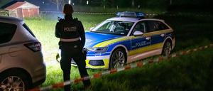 Weitefeld: Polizeibeamte sichern einen Leichenfundort ab.