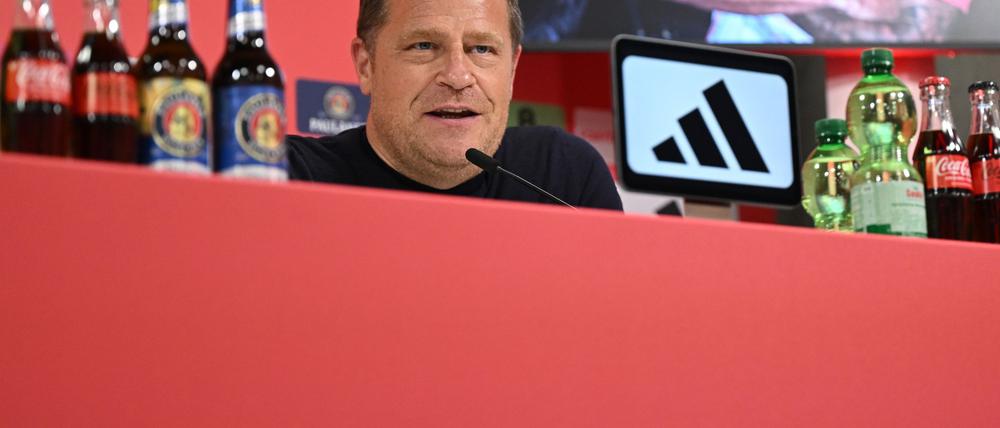 Sportvorstand Eberl bei der Diaz-Vorstellung.