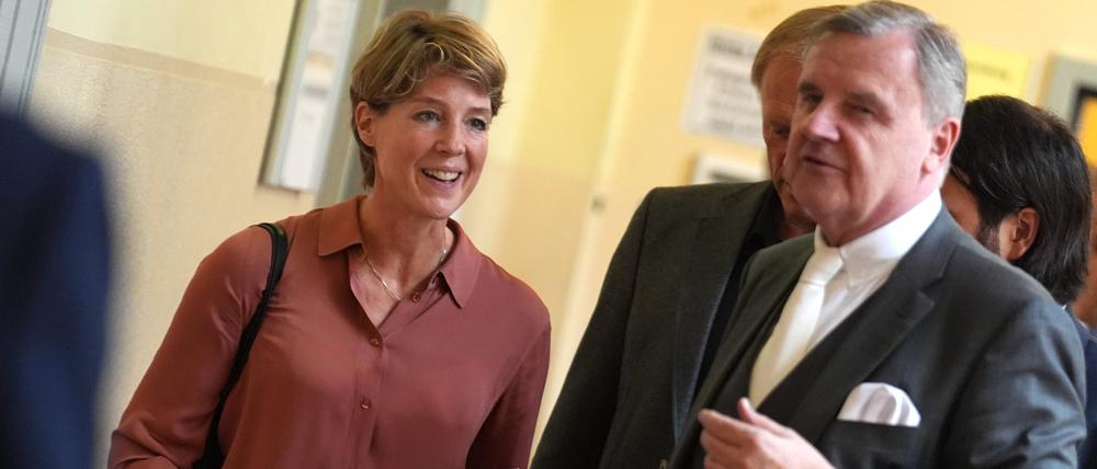 Christina Block (l), deutsche Gastronomin und Unternehmerin, verlässt mit ihrem Verteidiger Otmar Kury (r) nach dem Prozess wegen mutmaßlicher Kindesentführung den Gerichtssaal im Strafjustizgebäude.