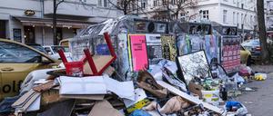 Müllcontainer mit darum liegenden Müll in Berlin Friedrichshain Müllcontainer mit darum liegenden Müll in Berlin Friedrichshain *** With that the dumpster garbage in with about the Berlin Friedrichshain dumpster trash in Berlin Friedrichshain  