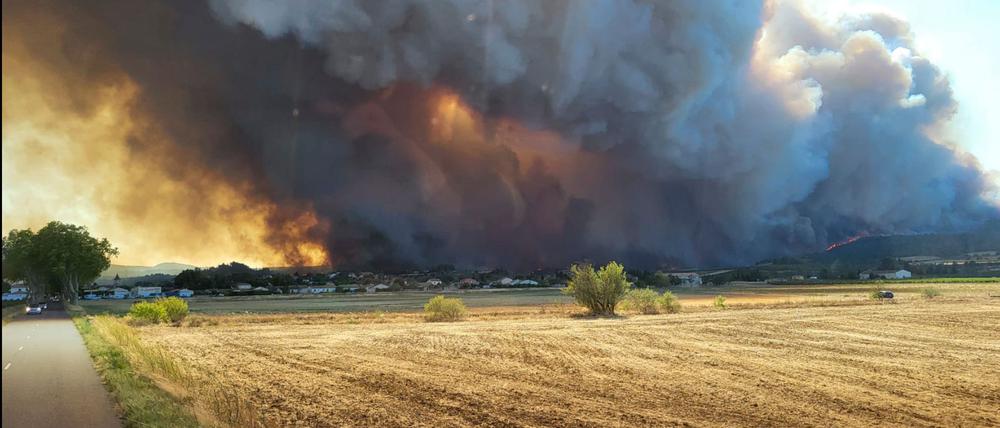 In der Nacht griff das Feuer weiter um sich.