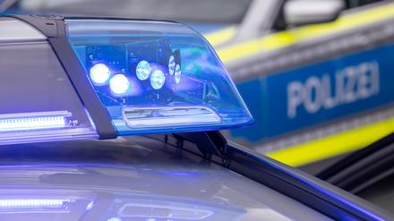 Das Symbolfoto zeigt ein Polizeiauto mit Blaulicht.