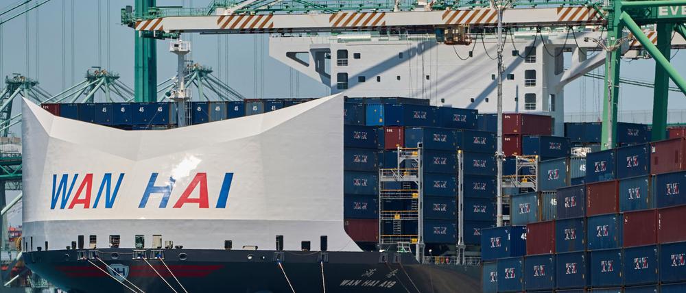 Los Angeles: Schiffscontainer werden im Hafen von Los Angeles abgefertigt. 