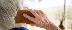 Eine Seniorin telefoniert mit ihrem Smartphone.
