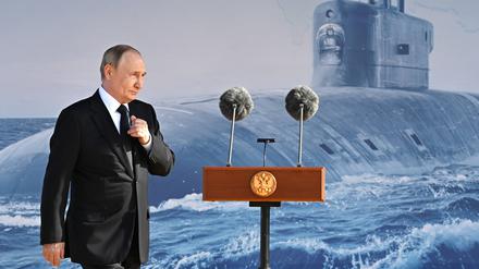 Sewerodwinsk, 24. Juli 2025: Der russische Präsident Wladimir Putin nimmt an einer Flaggenhissungszeremonie für das atombetriebene U-Boot der Borei-A-Klasse teil.