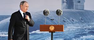 Sewerodwinsk, 24. Juli 2025: Der russische Präsident Wladimir Putin nimmt an einer Flaggenhissungszeremonie für das atombetriebene U-Boot der Borei-A-Klasse teil.