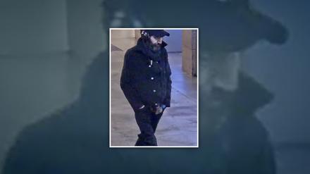 Nach einem Überfall auf eine Wechselstube am Alexanderplatz wird dieser Mann gesucht.