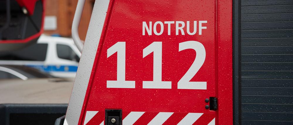 Feuerwehrleute haben in Hellersdorf einen Menschen aus einer brennenden Wohnung gerettet. (Symbolbild)