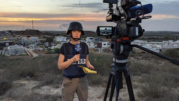 Sophie von der Tann, Korrespondentin im ARD-Studio Tel Aviv, berichtet im Oktober 2023 live aus Sderot. Einen Kilometer entfernt im Hintergrund liegt die Grenze zum Gazastreifen.