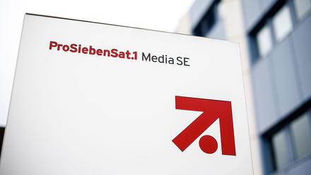 Das Logo und der Schriftzug der «ProSiebenSat.1 Media SE» ist im Gewerbegebiet «Unterföhring Park» an einer Säule vor einem Gebäude des Konzerns zu sehen. 