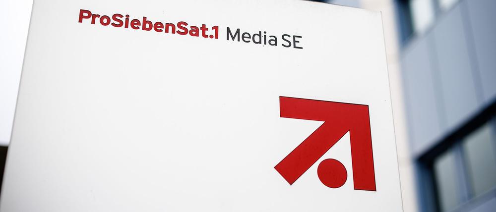 Das Logo und der Schriftzug der «ProSiebenSat.1 Media SE» ist im Gewerbegebiet «Unterföhring Park» an einer Säule vor einem Gebäude des Konzerns zu sehen.