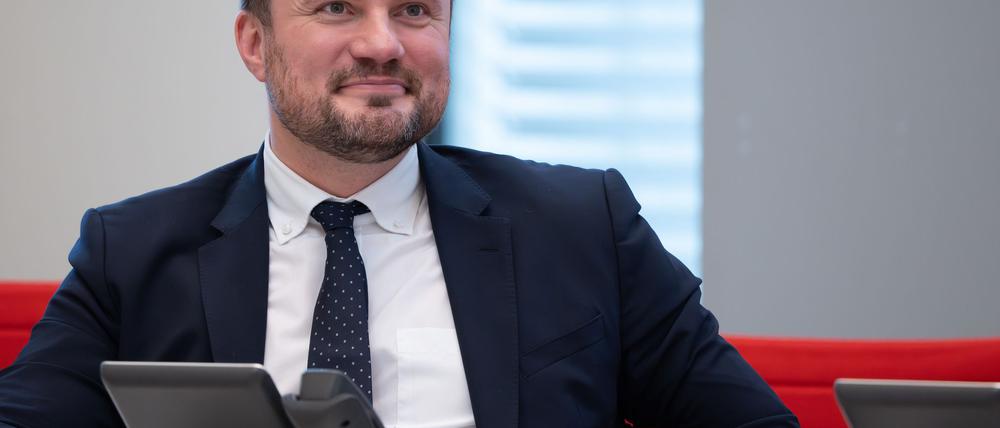 Wie kann der Weg hin zur CO2-Reduzierung für Unternehmen gelingen? Brandenburgs Wirtschaftsminister Daniel Keller (SPD) will mit Unternehmen bei einer Industriekonferenz im September beraten. (Archivbild) 