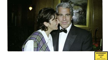 Dieses undatierte Bild aus dem Prozess, das am 8. Dezember 2021 vom US-Bezirksgericht für den südlichen Bezirk von New York veröffentlicht wurde, zeigt die britische Prominente Ghislaine Maxwell und den US-Finanzier Jeffrey Epstein. 