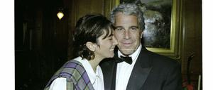 Dieses undatierte Bild aus dem Prozess, das am 8. Dezember 2021 vom US-Bezirksgericht für den südlichen Bezirk von New York veröffentlicht wurde, zeigt die britische Prominente Ghislaine Maxwell und den US-Finanzier Jeffrey Epstein. 