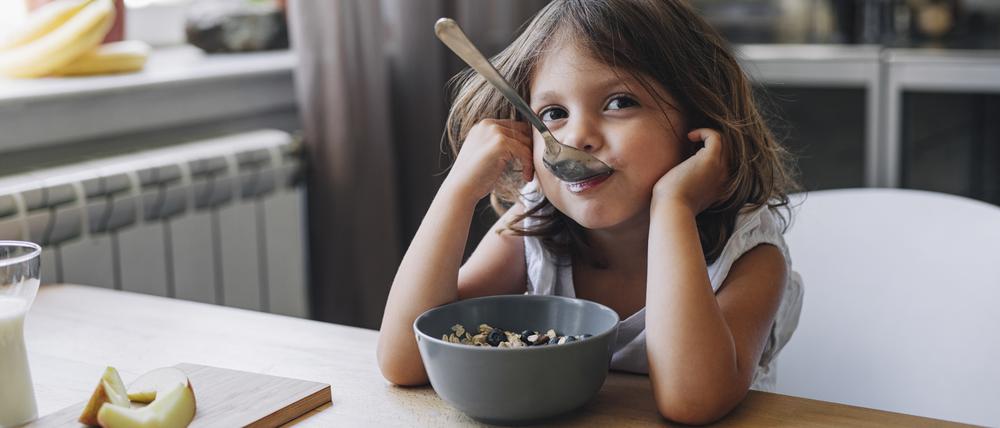 Frühstück ist mehr als eine Mahlzeit: Studien zeigen, wie früh sich ungesunde Muster einspielen. Auch Frühstücksflocken können zu dieser Entwicklung beitragen.
