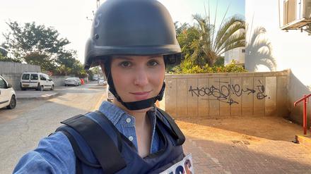 Sophie von der Tann, Korrespondentin im ARD-Studio Tel Aviv, im Einsatz in Ashkelon nahe des Gazastreifens. (Oktober 2023)