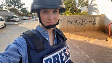 Sophie von der Tann, Korrespondentin im ARD-Studio Tel Aviv, im Einsatz in Ashkelon nahe des Gazastreifens. (Oktober 2023)