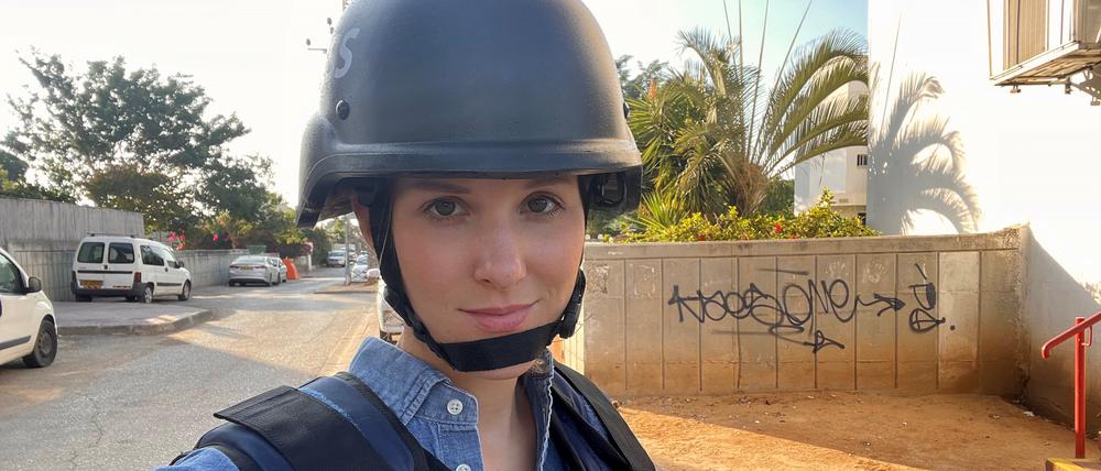 Sophie von der Tann, Korrespondentin im ARD-Studio Tel Aviv, im Einsatz in Ashkelon nahe des Gazastreifens. (Oktober 2023)