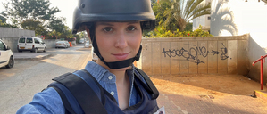 Sophie von der Tann, Korrespondentin im ARD-Studio Tel Aviv, im Einsatz in Ashkelon nahe des Gazastreifens. (Oktober 2023)