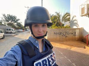 Sophie von der Tann, Korrespondentin im ARD-Studio Tel Aviv, im Einsatz in Ashkelon nahe des Gazastreifens. (Oktober 2023)