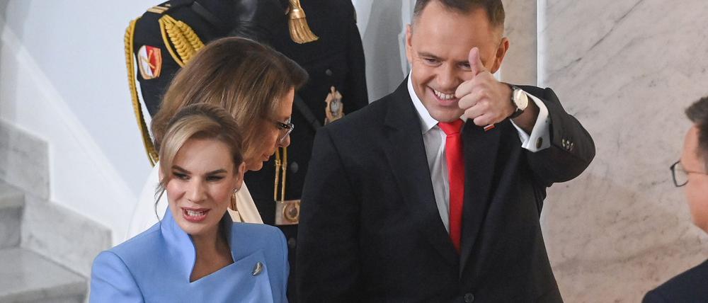 Polens neuer Präsident Karol Nawrocki, hier im Bild mit seiner Frau Marta, hat den Amtseid abgelegt. (Foto aktuell)
