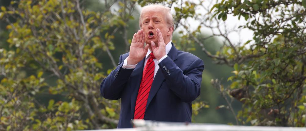 „Ich mache einen kleinen Spaziergang“, ruft Donald Trump vom Dach. 