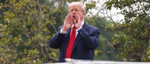 „Ich mache einen kleinen Spaziergang“, ruft Donald Trump vom Dach. 