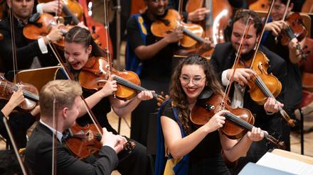 Glückliche Gesichter: Das European Union Youth Orchestra im Berliner Konzerthaus.