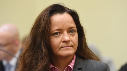Die damals als Mittäterin bei den Verbrechen der rechtsextremen Terrorzelle «Nationalsozialistischer Untergrund» (NSU) angeklagte Beate Zschäpe sitzt im Gerichtssaal im Oberlandesgericht.