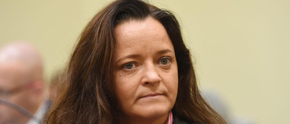 Die damals als Mittäterin bei den Verbrechen der rechtsextremen Terrorzelle «Nationalsozialistischer Untergrund» (NSU) angeklagte Beate Zschäpe sitzt im Gerichtssaal im Oberlandesgericht.
