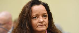 Die damals als Mittäterin bei den Verbrechen der rechtsextremen Terrorzelle «Nationalsozialistischer Untergrund» (NSU) angeklagte Beate Zschäpe sitzt im Gerichtssaal im Oberlandesgericht. 