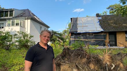 Das Loch im Dach ist inzwischen notdürftig abgedeckt: Lars Harnack bangt um sein Haus in Konradshöhe.