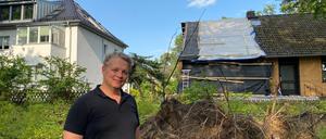 Das Loch im Dach ist inzwischen notdürftig abgedeckt: Lars Harnack bangt um sein Haus in Konradshöhe.