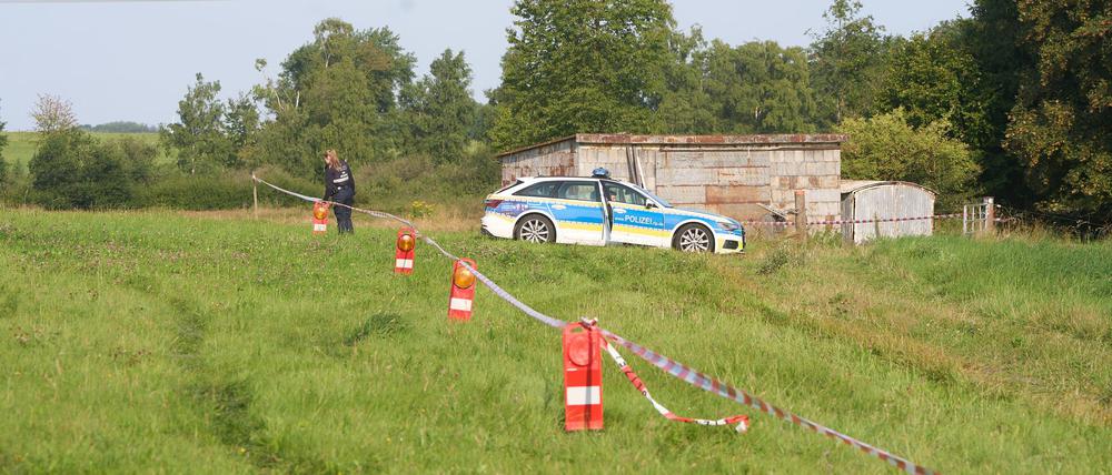 Die Polizei hat ein Gebiet nach dem Fund einer Leiche abgesperrt.
