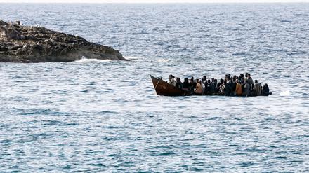 Italien, Lampedusa: Migranten kommen am Hafen der Insel Lampedusa an.