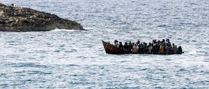 Italien, Lampedusa: Migranten kommen am Hafen der Insel Lampedusa an.