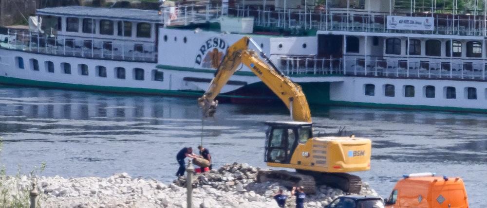 Mitarbeiter der Kampfmittelbeseitigung Sachsen transportieren während der Entschärfung am Fundort eine 250 Kilogramm schwere Weltkriegsbombe ab.